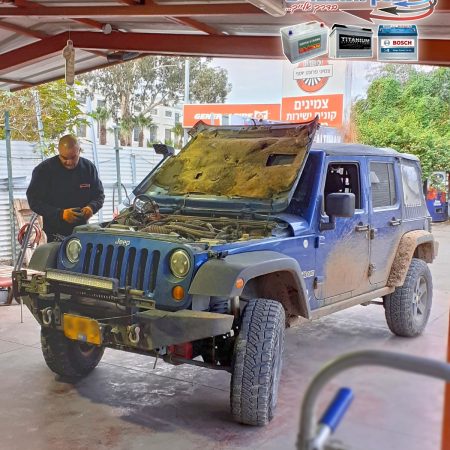 טכנאי ענק המצברים מחליף מצבר לרכב רכב שטח - שירות מצבר עד הבית